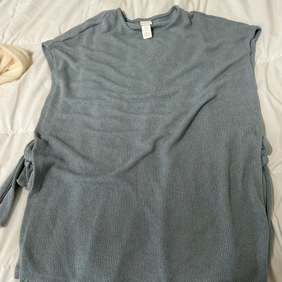 H&M Sweater - Picture 2 of 2